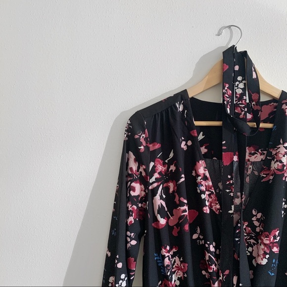 Floral romper with long sleeves and v neckline - Picture 2 of 8